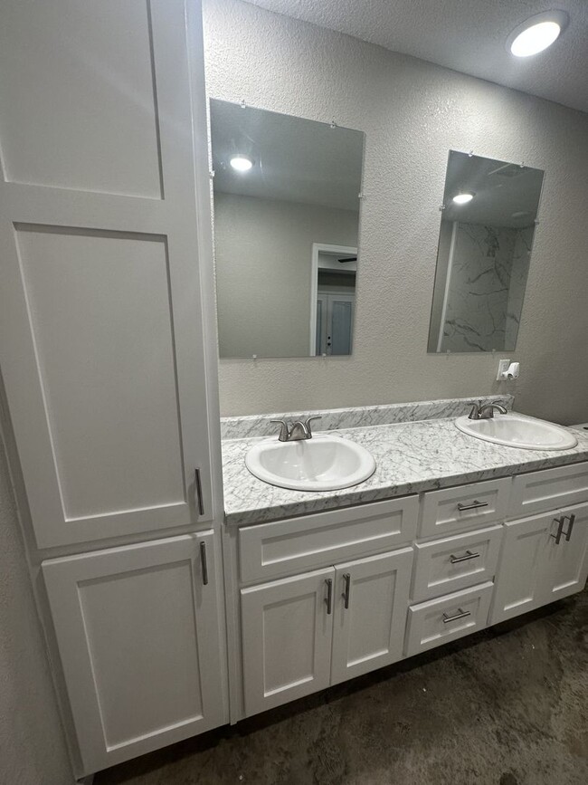 Building Photo - 3 BED 2 BATH HOUSE ON AN ACRE OF LAND! Pet...