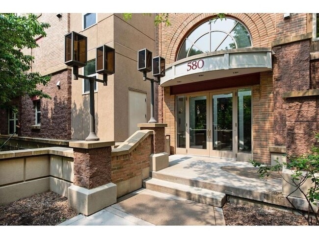 Building Photo - 580 N 2nd St