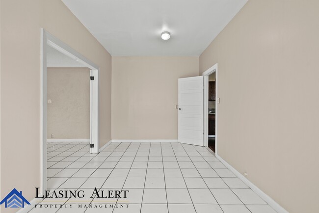 Building Photo - 112 S Cummings St