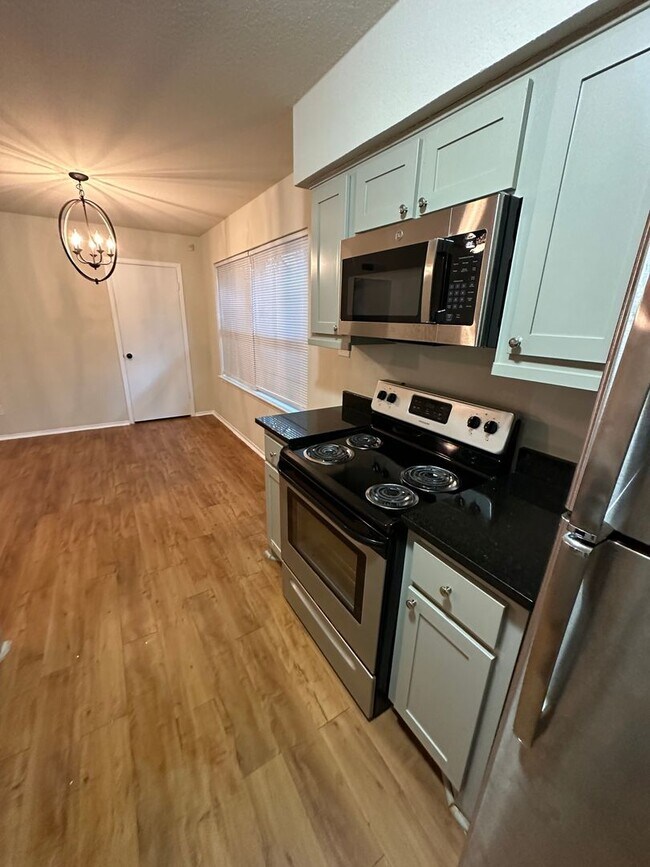 Building Photo - LIVINGSTON2709-11