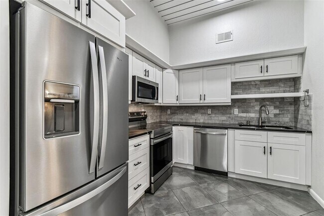 Building Photo - 2421 W Horatio St