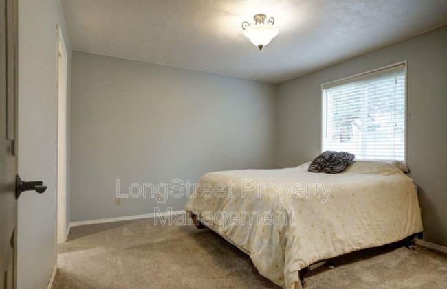 Building Photo - 3937 SW Neer Ave