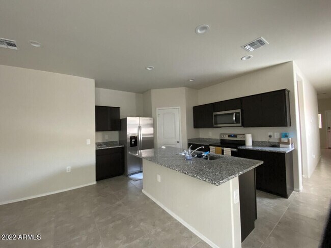 Building Photo - 35420 W San Alvarez Ave