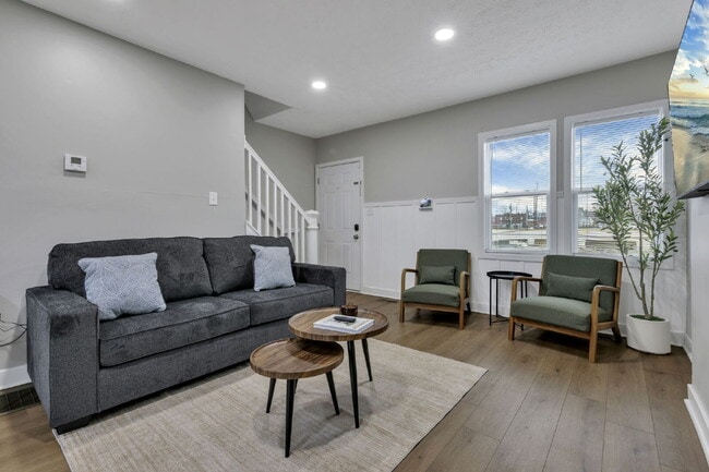 Building Photo - Modern 2BR Townhouse | Walk to Downtown | All Utilities Included