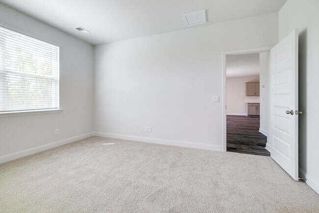 Building Photo - Beautiful 4 bedroom, 2 bathroom home locat...