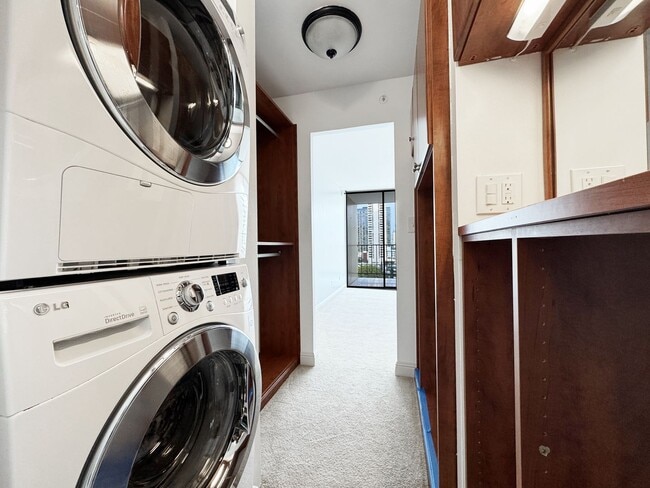 Building Photo - Large 2/2 in Heart of Waikiki with Central A/C & Utilities Included