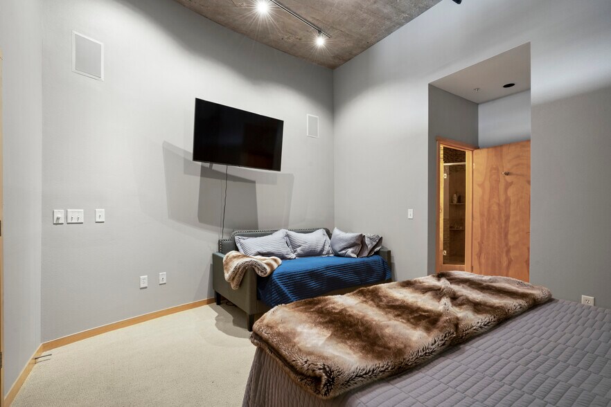 Primary Bedroom - 311 E Erie St