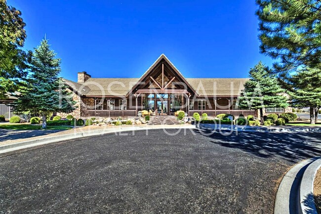 Building Photo - Gorgeous 3-bedrooms, 2-baths home in the h...