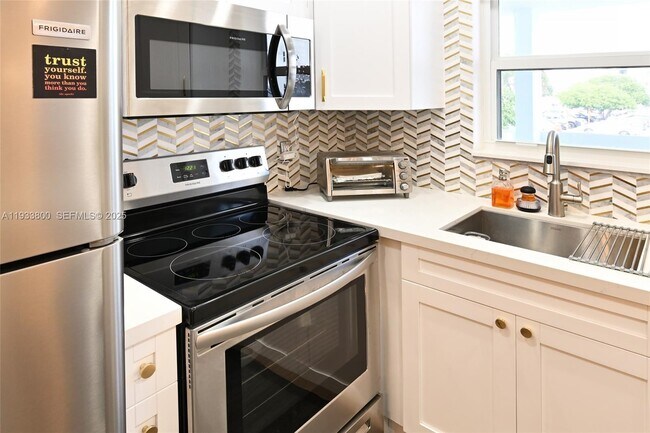 Building Photo - 2860 NE 14th Street Causeway