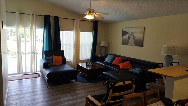 Building Photo - 550 Castlemain Cir