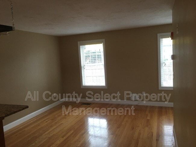 Building Photo - 83 Holten St