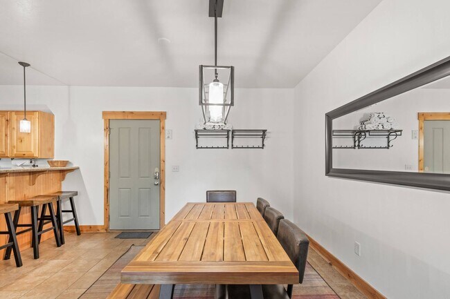 Building Photo - Stunning Furnished Park City Condo