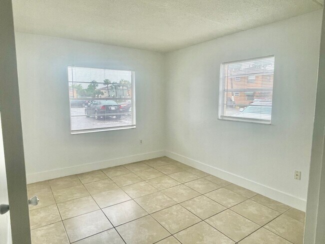 Building Photo - Palm Gardens - Molano 710