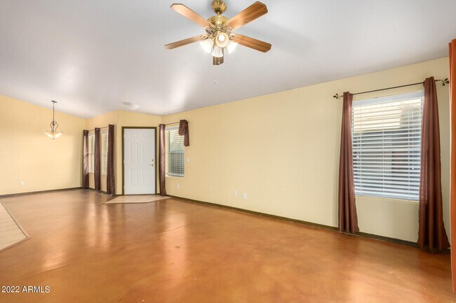 Building Photo - 525 N Val Vista Dr