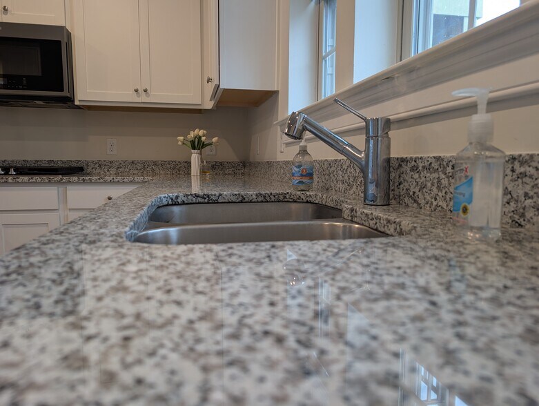 Building Photo - 35 Dahlia Dr