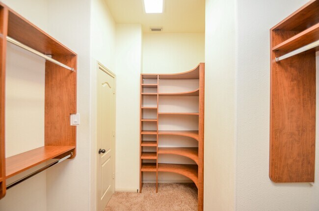 Building Photo - 42 N Knights Crossing Dr
