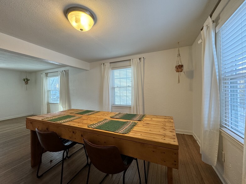 Building Photo - 620 E 63rd Ter