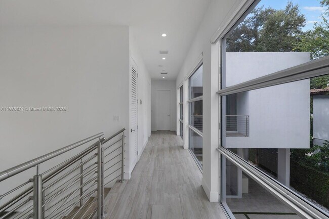 Building Photo - 5720 SW 24th St