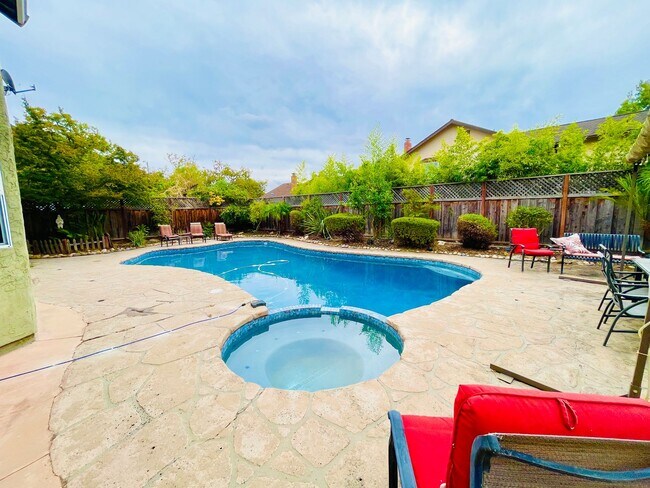 Building Photo - Beautiful 4 Bed 3 Bath + Huge Bonus Room A...