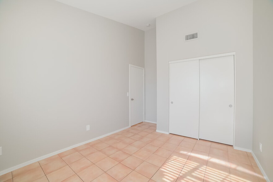 Building Photo - 6566 E Fox St