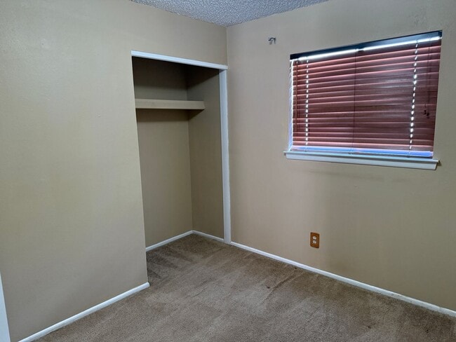 Building Photo - Nice 4 br, 1.75 ba, 2 living areas, 2 car ...