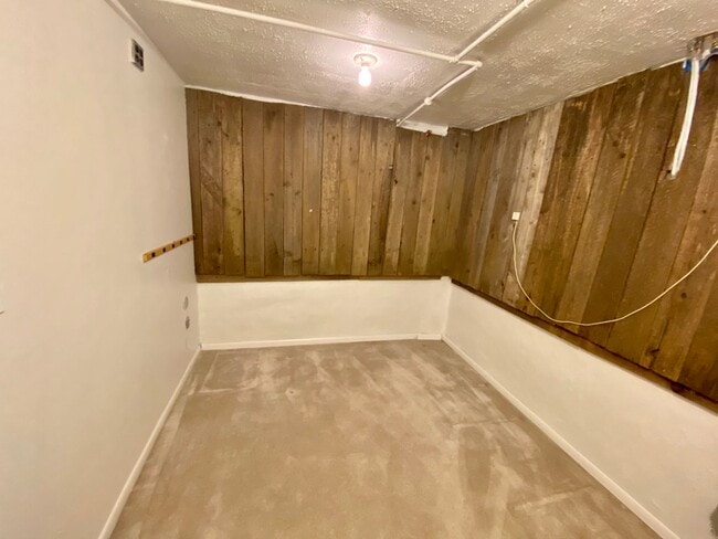 Building Photo - Spacious Milwaukie Studio