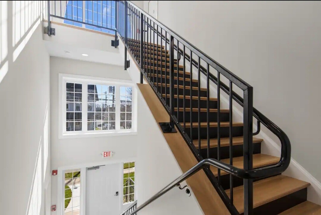 Building Photo - 215 E Linden St