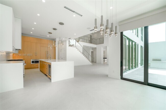 Building Photo - 333 NE Spanish Ct