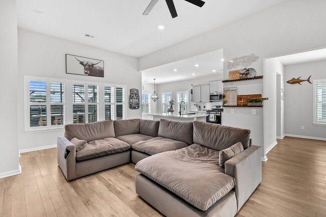 Building Photo - Beautiful Single Story Home Full of Upgrad...