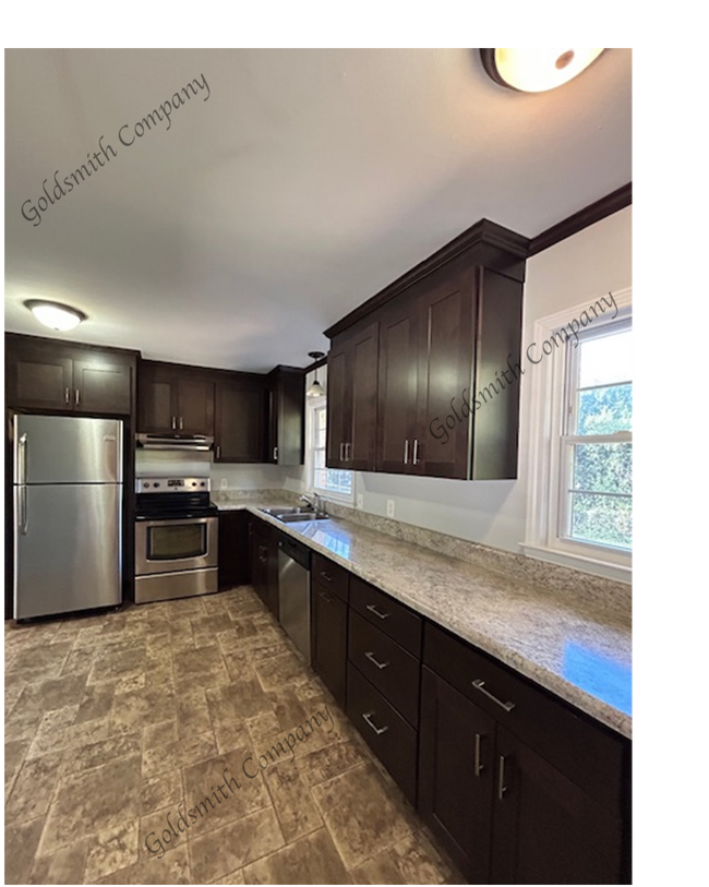 Building Photo - "3-Bedroom with 2 Baths and 2100 Sq Ft of Comfort in Greenville!"