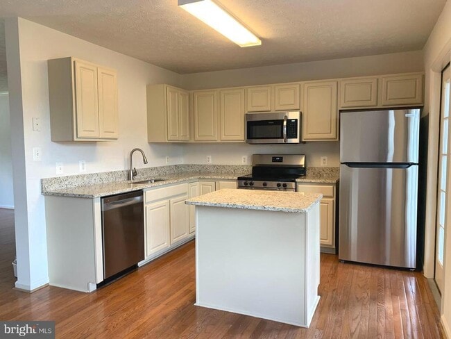 Building Photo - 207 Regina Ln