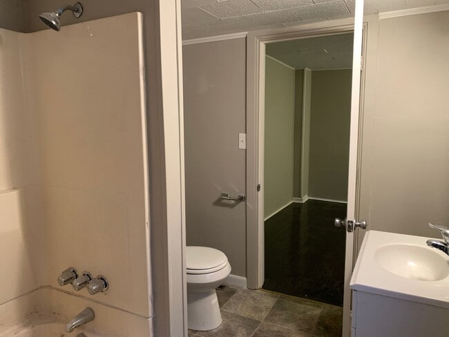 Building Photo - Newly Renovated 2 Bedroom with a walk-through Home in Carlisle