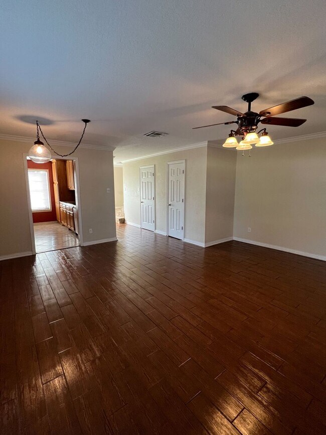 Building Photo - 2 bed, 1.5 bath beautiful townhouse