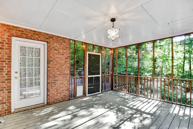 Building Photo - Large, beautiful home in Oconee!