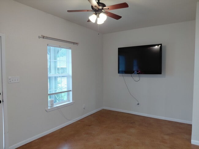 Building Photo - Affordable & Charming 1 bed and 1 bath with all bills paid including lawn care!