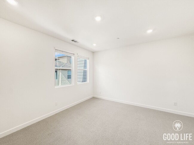 Building Photo - Stunning 3B/2.5BA Townhome in San Marcos A...
