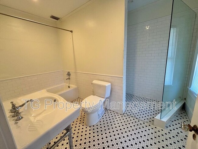 Building Photo - 3522 Pine St