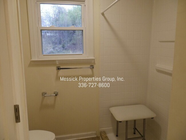 Building Photo - Quiet, Convenient Location, off Country Cl...
