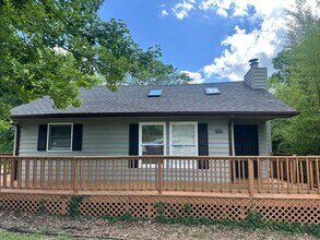 Building Photo - 4 Bedroom 2 Bath Single Family Home