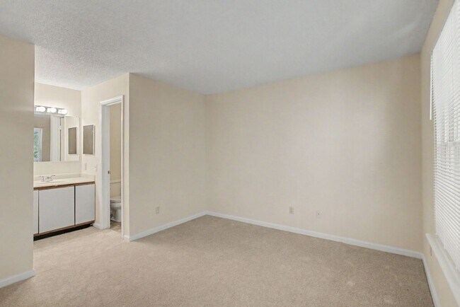 Building Photo - 540 Pineland Cir