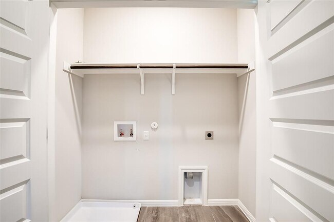 Building Photo - 1301 Low Branch Ln