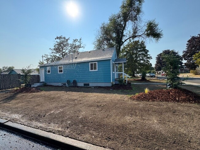 Building Photo - 1828 E Rockwell Ave