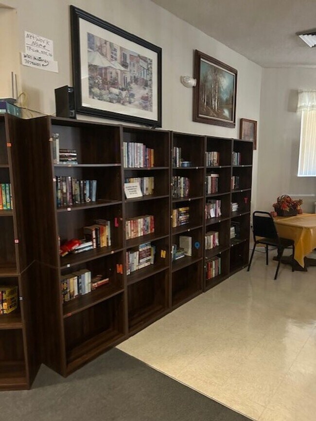 Building Photo - Well maintained 2/2 condo in 55+ community