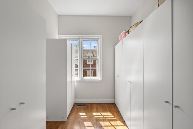 Building Photo - 4422 Westover Pl NW