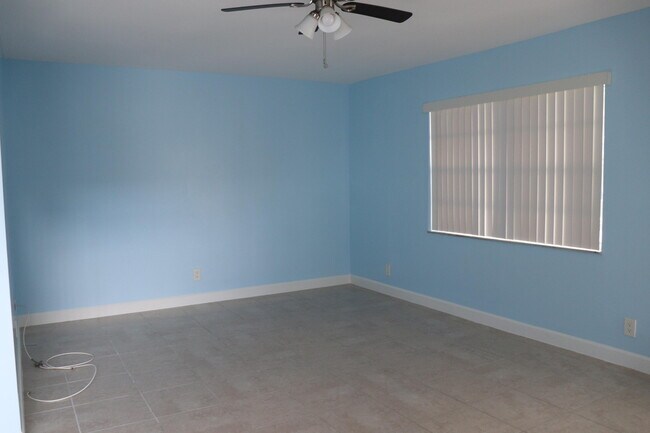 Building Photo - 464 Burgundy N