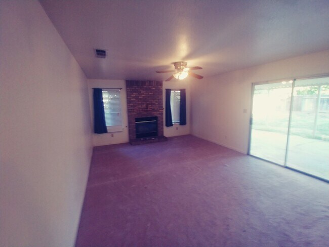 Building Photo - Spacious 3/2 in  Clovis