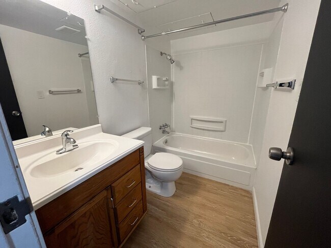 Building Photo - Charming One-Bedroom Condo with Southern E...