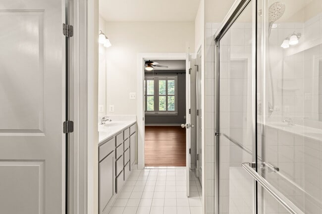Building Photo - 1112 Saxton Dr