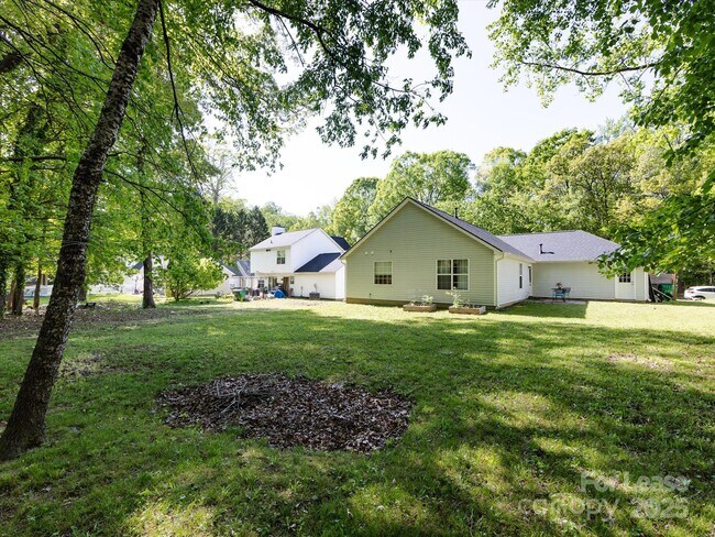 Building Photo - 7731 Ivy Hollow Dr