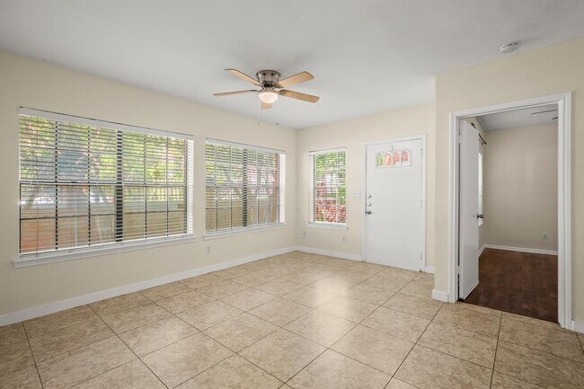 Building Photo - 712 W 21st St